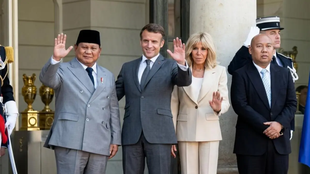 Presiden Prabowo bersama Presiden Prancis Emmanuel Macron saat kunjungan ke Istana Élysée, Prancis. (Sumber: Istimewa).