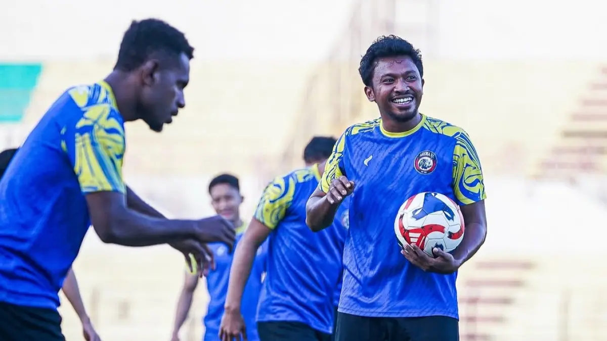 Rifad Marasabessy (kanan) menjalani sesi latihan bersama Arema FC beberapa waktu lalu.  (MO Arema FC)