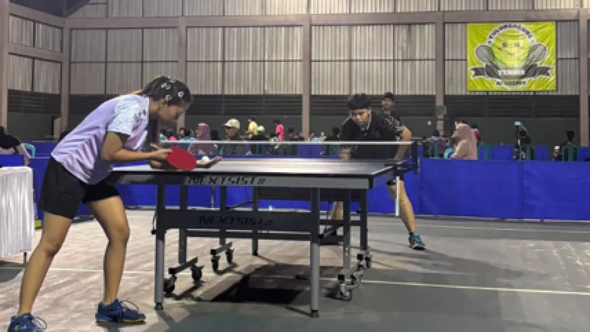 TAK CEPAT PUAS: Atlet Tenis Meja Kota Batu Windi Banyu Bening (kanan) bertanding dalam ajang Liga Jatim Leg 1 di GOR Tenis Indoor Rejoagung, 24 Mei lalu.