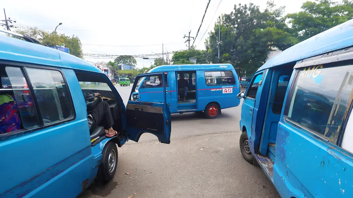 TUNGGU ACC PEMPROV: Sejumlah angkot ngetem di Jalan Kolonel Sugiono, Sukun, kemarin. Belum ada tanda-tanda dimulainya program angkutan pelajar gratis.