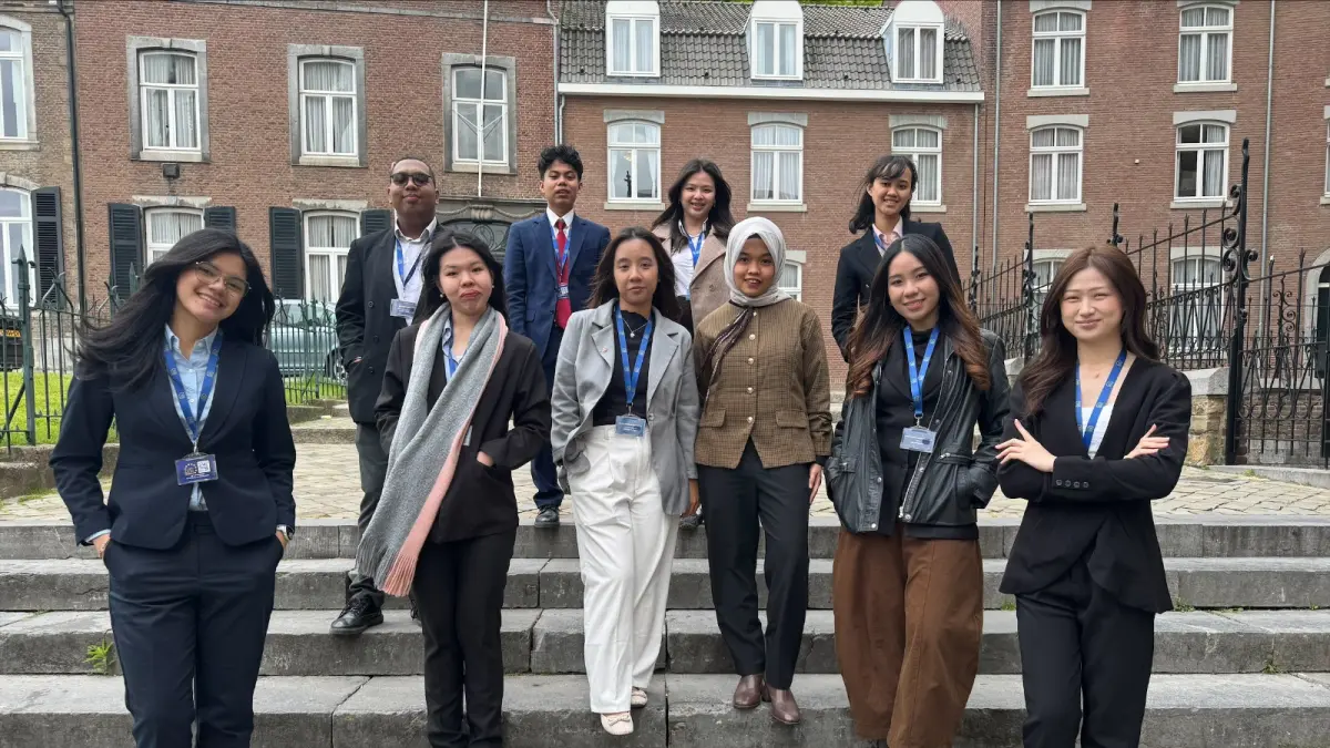 UNJUK GIGI: Nisriina Alyaa (berkerudung) dan Lenka Melinda Florienka (depan, tiga dari kiri) foto bersama delegasi Indonesia dalam EuroMUN 2026 di Maastricht, Belanda, 12 Mei lalu.(Lenka Melinda Florienka for Radar Malang)
