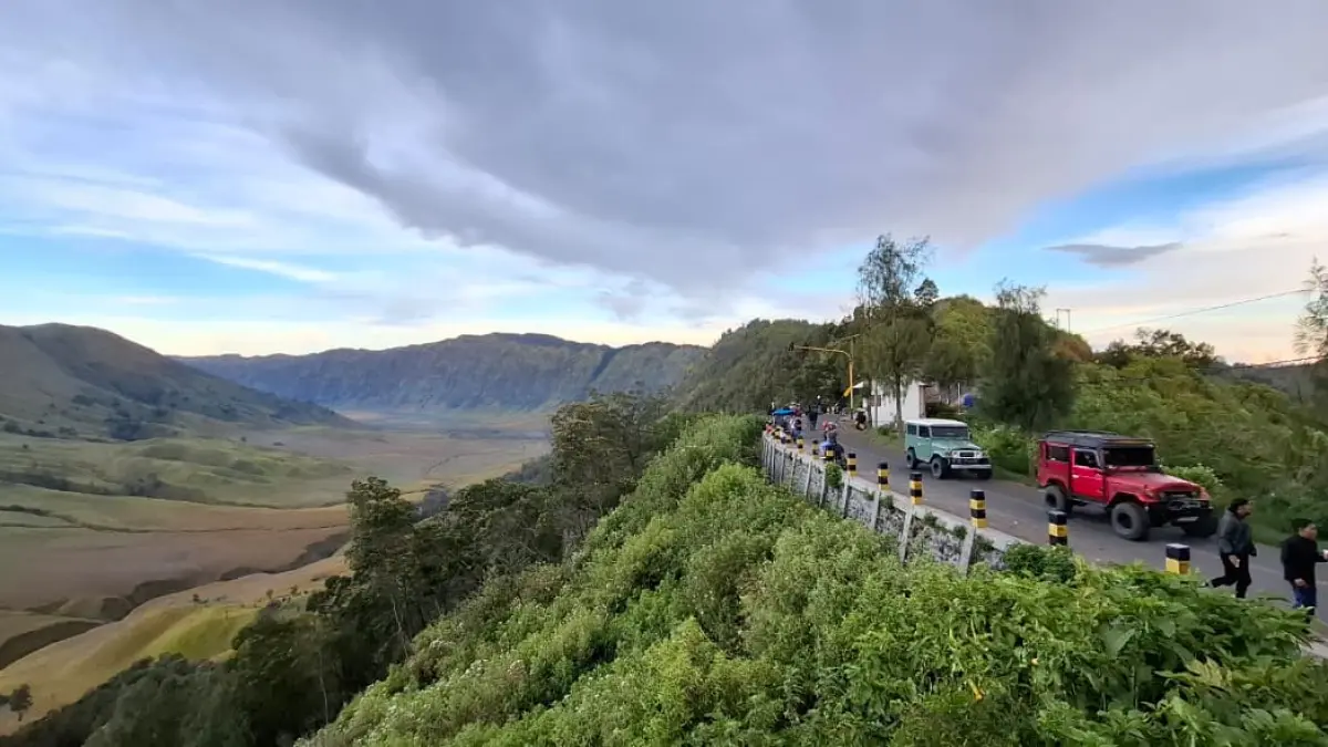 Wisatawan menikmati suasana Gunung Bromo beberapa waktu lalu. (Biyan Mudzaky Hanindito/Radar Malang)