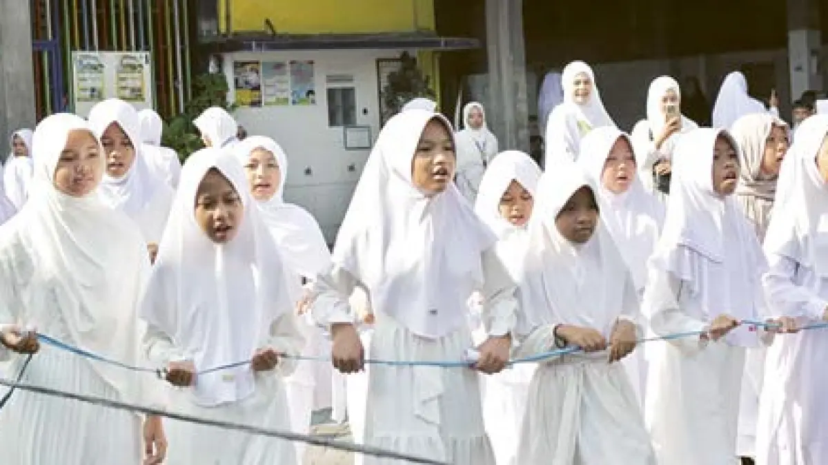 ANTUSIAS: Siswa SD Muhammadiyah 3 Assalaam mengikuti manasik haji di Masjid Assalaam pada Sabtu lalu (23/5).