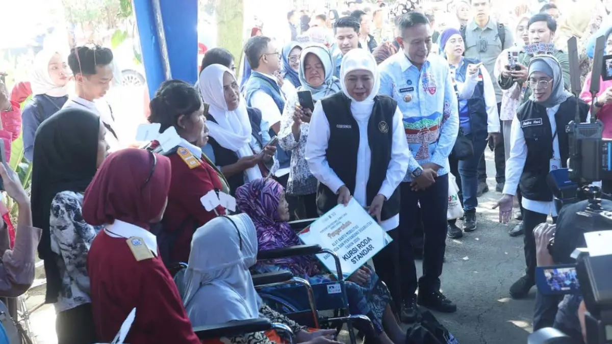 BERI DUKUNGAN: Gubernur Jawa Timur Khofifah Indar Parawansa didampingi Wali Kota Malang Wahyu Hidayat mengunjungi UPT Rehabilitasi Sosial Bina Netra (RSBN) Malang dalam rangka Hari Lanjut Usia Nasional (HLUN) ke-30 tingkat Provinsi Jatim, kemarin (29/5).