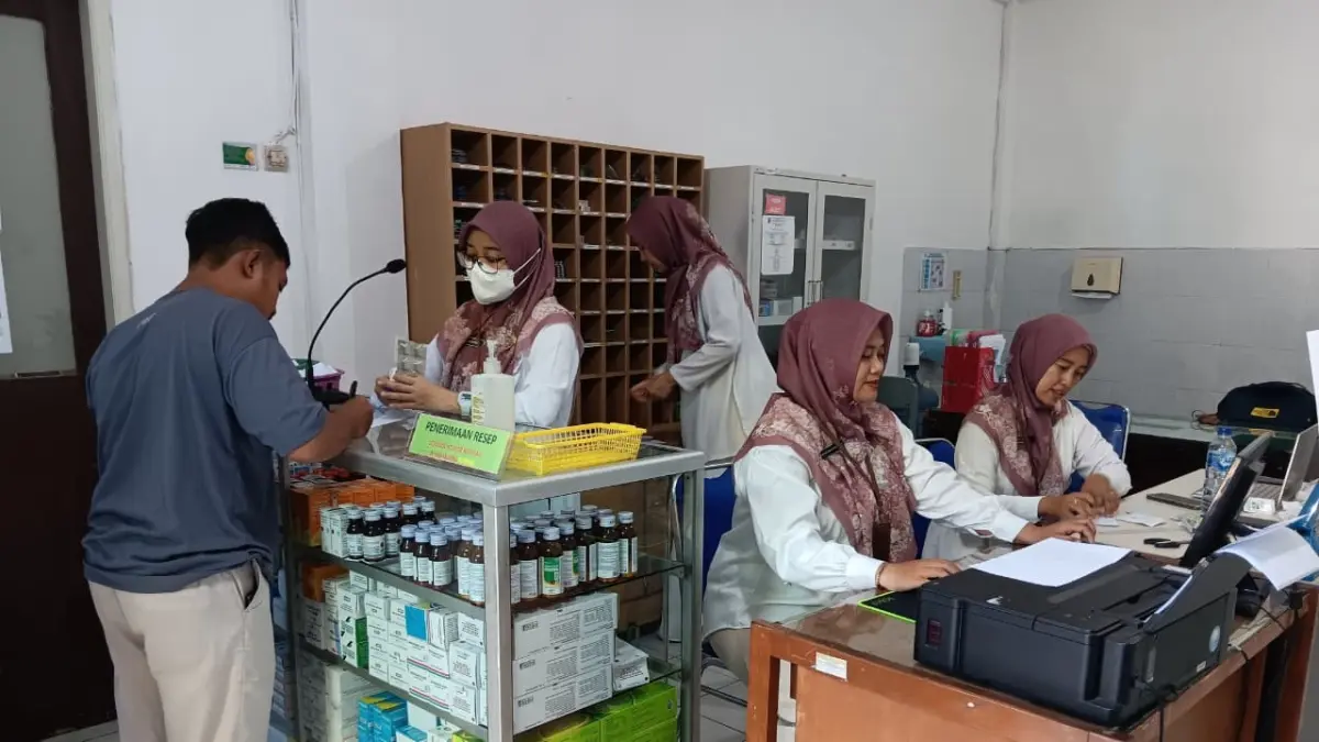 BUTUH PERBAIKAN: Petugas Apotek Puskesmas Ardimulyo, Singosari melayani pasien beberapa waktu lalu.