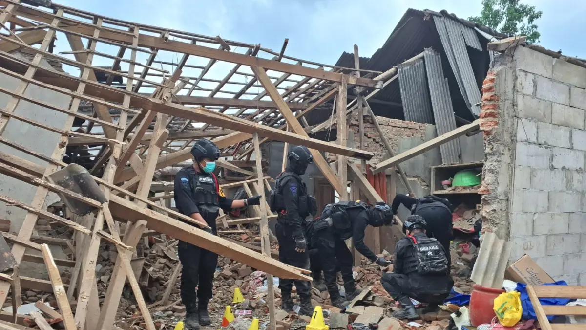 HANCUR: Aparat kepolisian melakukan olah TKP di Dusun Sumbul, Desa Klampok, Kecamatan Singosari beberapa waktu lalu.