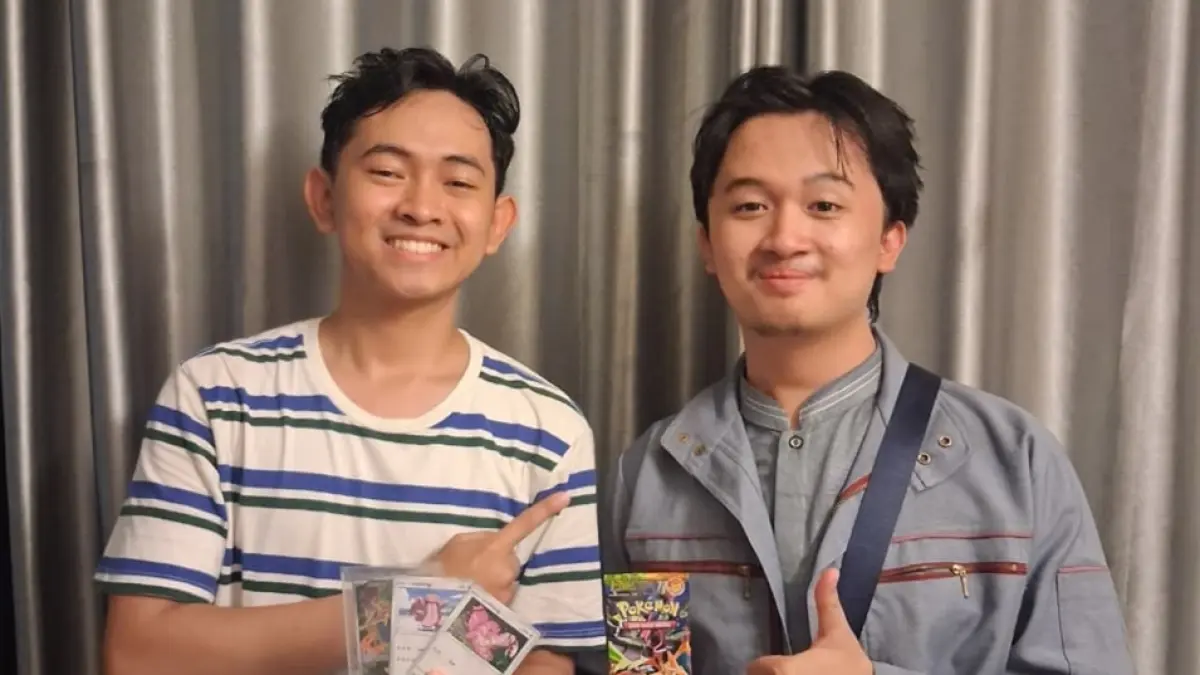 HOBI: Dua kolektor menunjukkan koleksi kartu Pokémon yang dimiliki. Tak jarang mereka bertukar koleksi untuk memenuhi karakter yang diinginkan. (Istimewa)