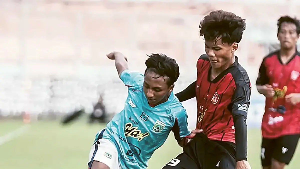INCAR TIGA POIN: Pemain Persikoba Batu (kiri) berusaha melewati penggawa PS Mojokerto Putra dalam laga Babak 8 Besar Liga 4 Regional Jawa Timur di Stadion Untung Suropati Pasuruan.

