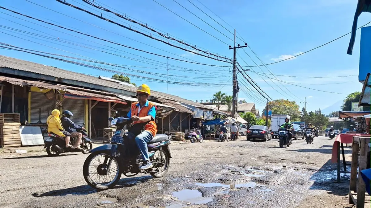 MASUK TAHAP PENGADAAN: Jumlah lubang di jalan Pasar Induk Gadang semakin banyak. Proses perbaikan bakal dilakukan dalam waktu dekat. (Nabila Amelia/Radar Malang)