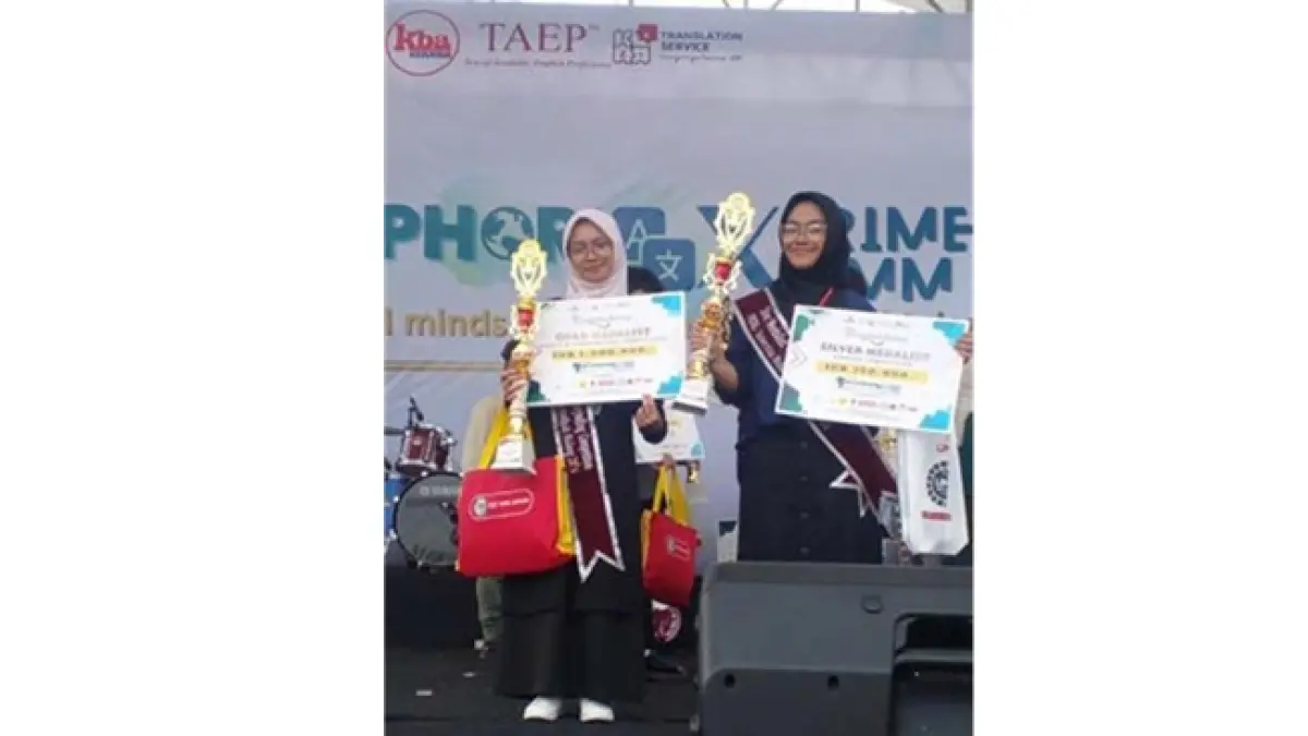 MEMBANGGAKAN: Siswa MA Muhammadiyah 1 Kota Malang meraih trofi dan piagam dalam ajang Foreign Language for Special Purpose (FLSP) Festaphoria x Prime UMM Competition, beberapa waktu lalu.