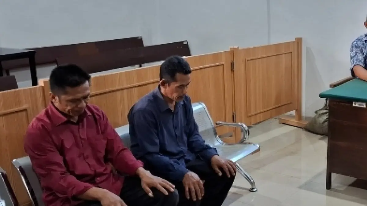MENUNDUK: Eko Waluyo, 42, dan Sulianto, 47, menjalani sidang di Pengadilan Negeri (PN) Kepanjen. FOTO: BIYAN MUDZAKY HANINDITO / RADAR KANJURUHAN