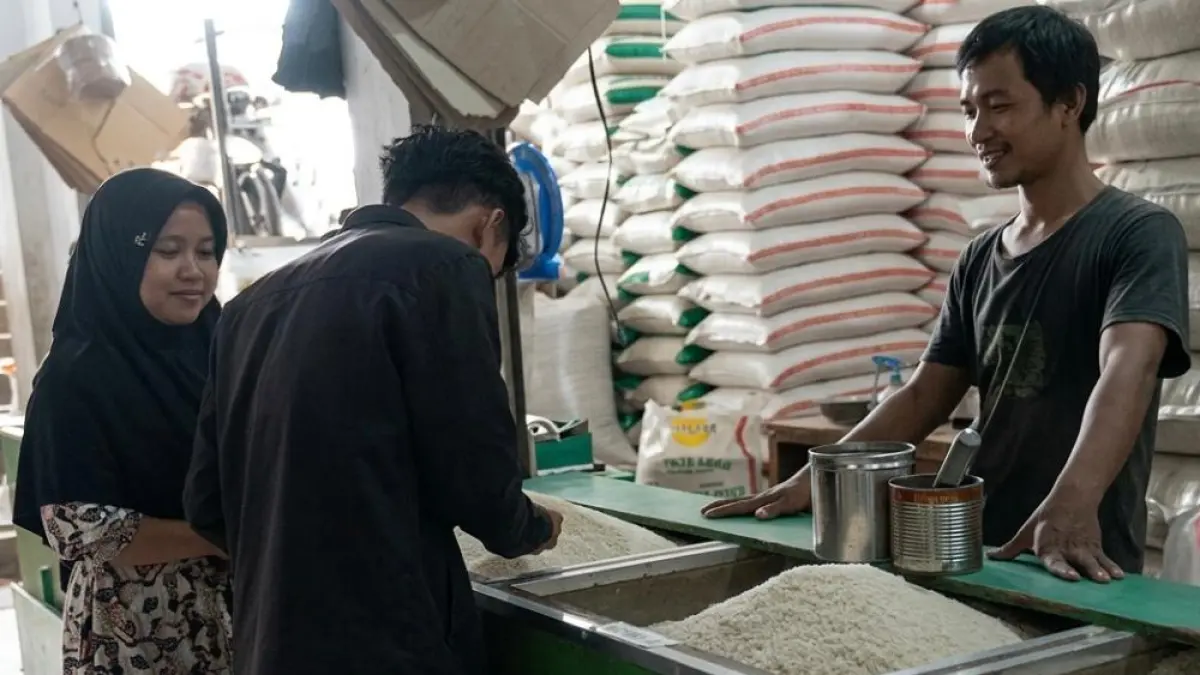 MERESAHKAN: Mafia pangan kini diawasi ketat oleh Kementan guna mencegah segala bentuk praktik curang, seperti penimbunan, permainan harga, hingga kasus beras oplosan. (Sumber: Istimewa).
