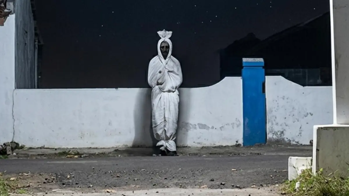 Oknum Teror Pocong Jadi-jadian di pemukiman warga. (Sumber: Istimewa).