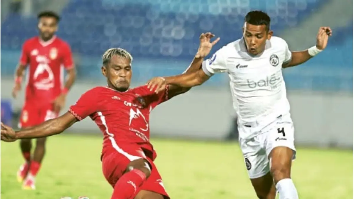 PERTAHANKAN JERSEY: Leo Guntara (kanan) berusaha melewati Safrudin Tahar dalam laga BRI Super League di Stadion Kanjuruhan, beberapa waktu lalu.&nbsp;Foto: Darmono / Radar Malang&nbsp;

&nbsp;
