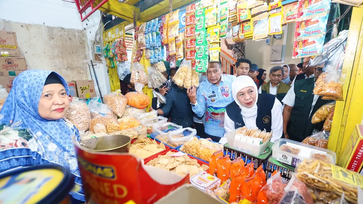 SURVEI LAPANGAN: Gubernur Jatim Khofifah Indar Parawansa dan Wali Kota Malang Wahyu Hidayat meninjau harga beberapa bahan pokok di Pasar Klojen, kemarin (29/5). (Darmono/Radar Malang)