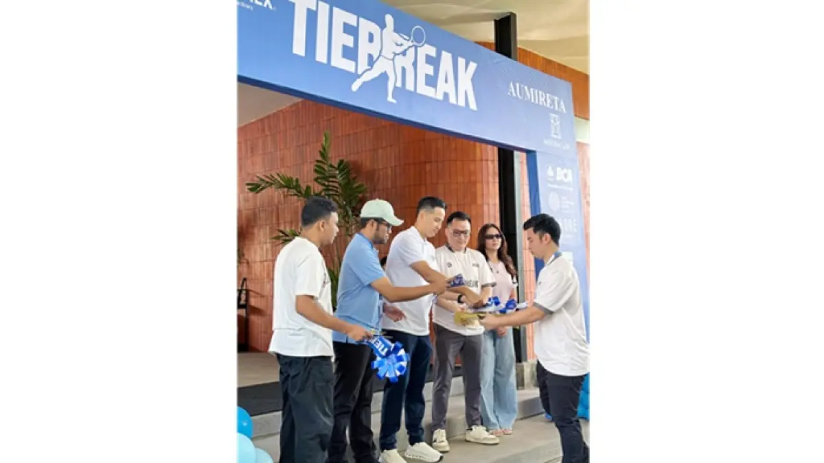 TERBAGI 3 KATEGORI: Pembukaan event Tiebreak Tennis Tournament dilakukan di Lapangan Solace Tennis Club by The Araya, kemarin (29/5). (TIM TIEBREAK TOURNAMENT FOR RADAR MALANG)