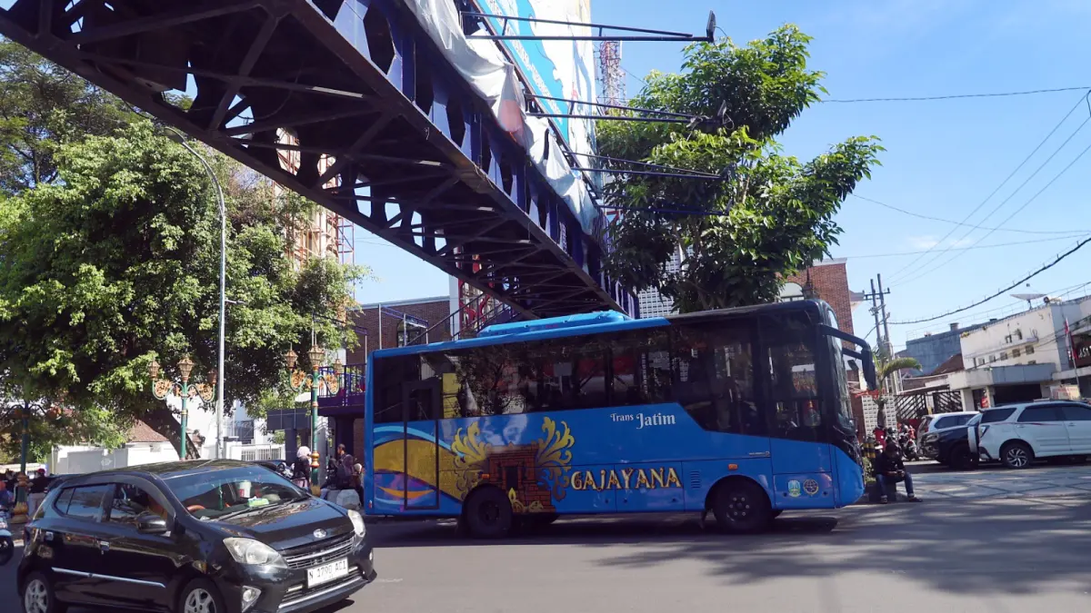 TERUS DIBAHAS: Salah satu Bus Trans Jatim melintas di Jalan Basuki Rahmat, kemarin. Pemprov membuka peluang menambah koridor baru. (Darmono/Radar Malang)