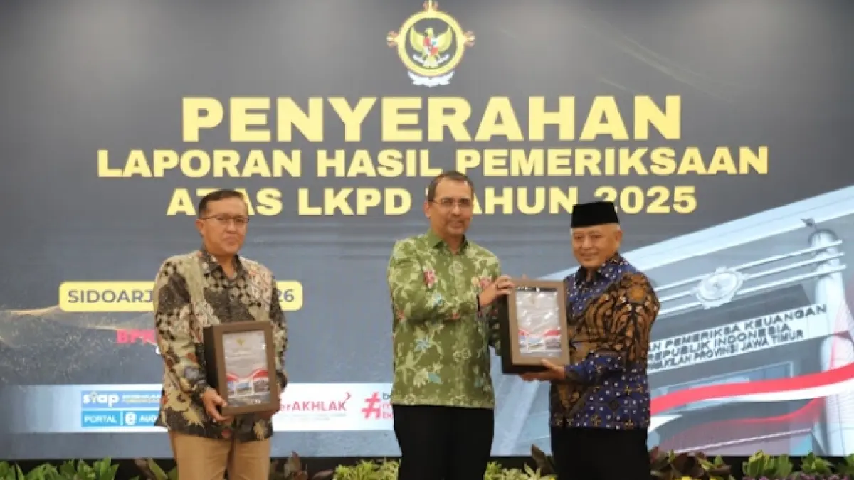 APRESIASI: Kepala Perwakilan BPK RI Provinsi Jawa Timur Yuan Chandra Djaisin menyerahkan LHP atas LKPD 2025 kepada Bupati Malang H M. Sanusi dan Plt Ketua DPRD Kabupaten Malang di Auditorium BPK RI Perwakilan Jawa Timur, Sidoarjo, Jum’at (29/5) lalu. Foto: Prokopim Kabupaten Malang