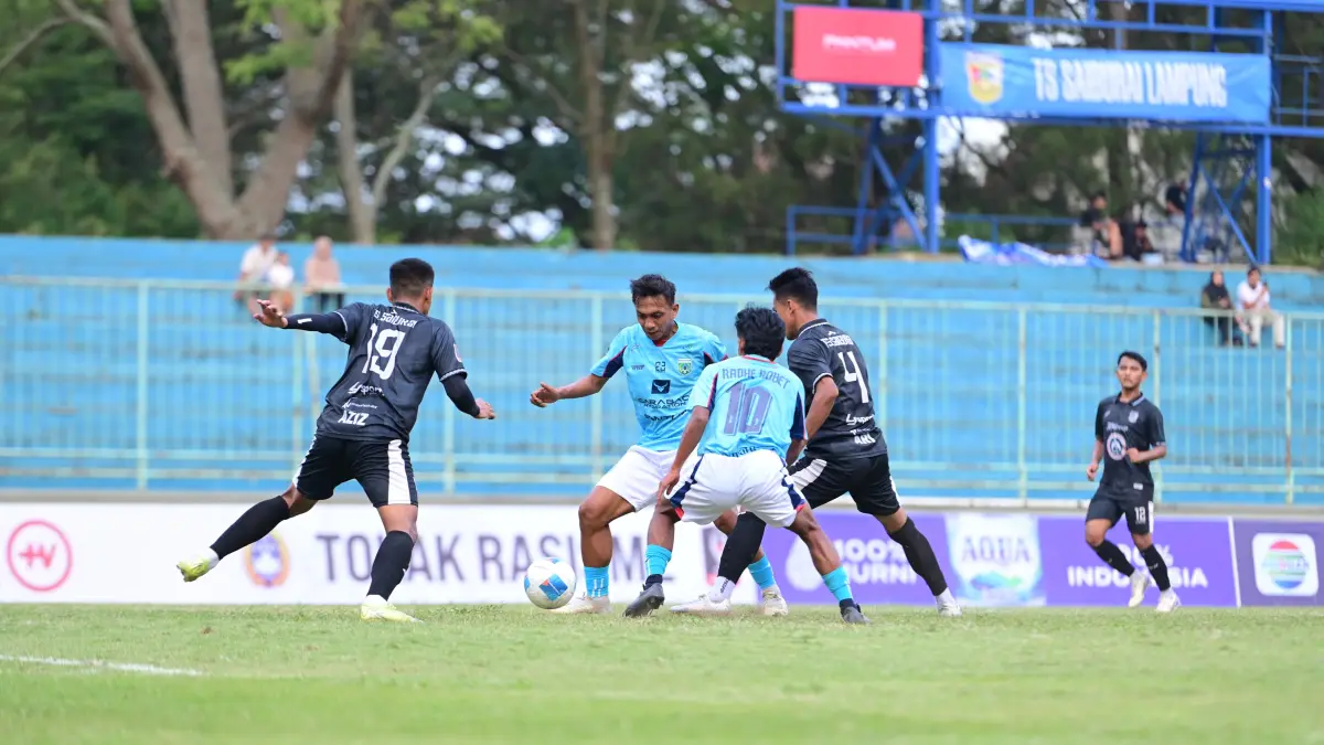 AGRESIF: Pemain Persikoba Batu Lutfan Dhudinik (kiri) berusaha melewati pemain TS Saiburai Lampung di Stadion Gelora Brantas, Kota Batu, tadi sore (31/5). Foto: MO Persikoba for Radar Malang