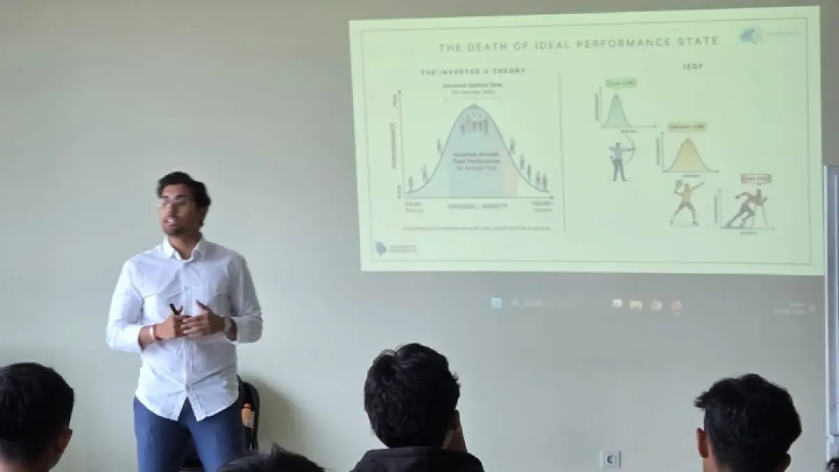BAGI ILMU: Sesi kuliah Dr Gupta mengenai pentingnya psikologi olahraga bagi para calon pelatih.&nbsp;