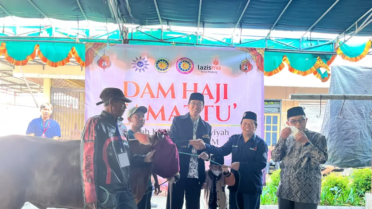 BAYAR DENDA: Panitia menerima hewan titipan dam jamaah haji KBIHU RSI Aisyah Malang sebelum disembelih di kompleks MIC Manis, Sawojajar, Kedungkandang, Malang, Sabtu (30/5). (FOTO: PDM KOTA MALANG)