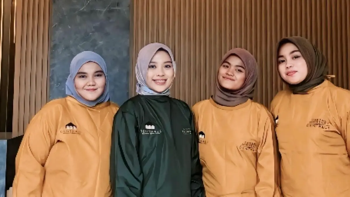 BERDAYA: drg Meilia Aquina Hakim Sp PM MMRs bersama rekan-rekan di kliniknya.