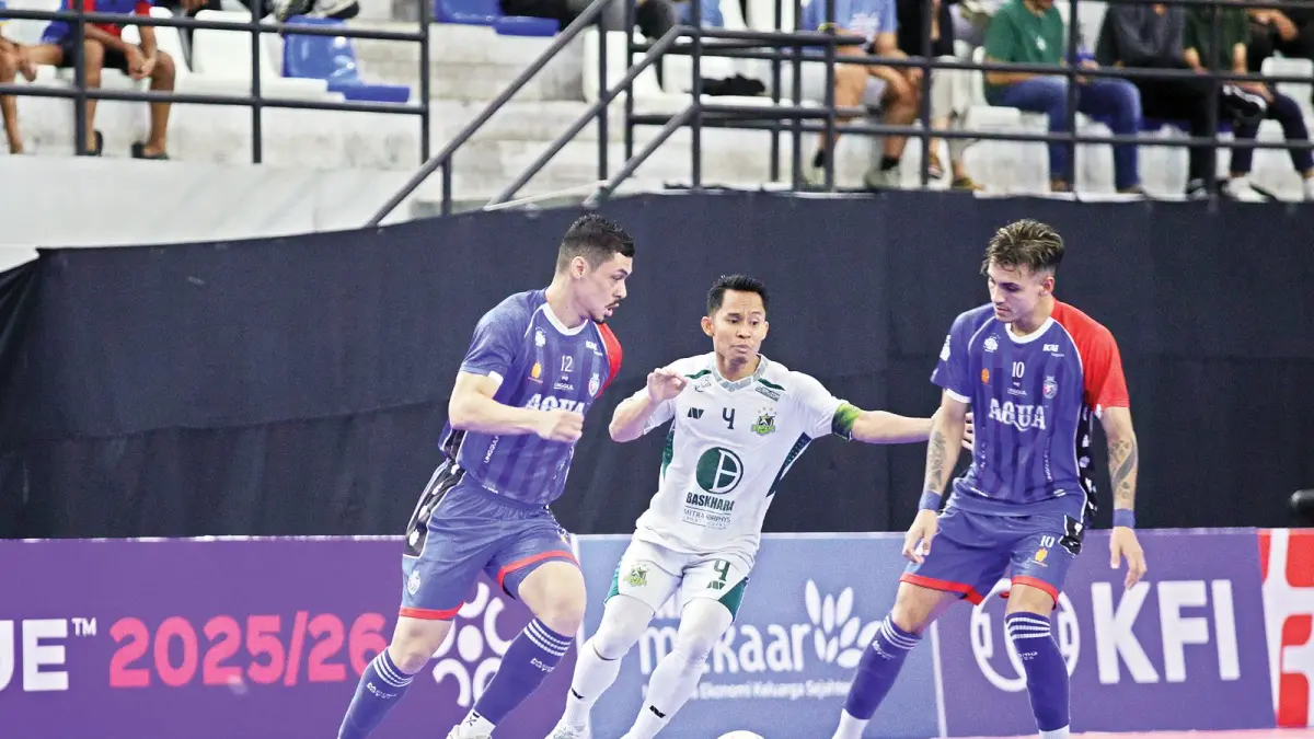 BERTAHAN:&nbsp;Wellington Pereira (kiri) dan Andres Josue Teran saling support dalam laga Unggul FC melawan Bintang Timur Surabaya di GOR Nambo&nbsp;Tangerang,&nbsp;beberapa waktu lalu.
