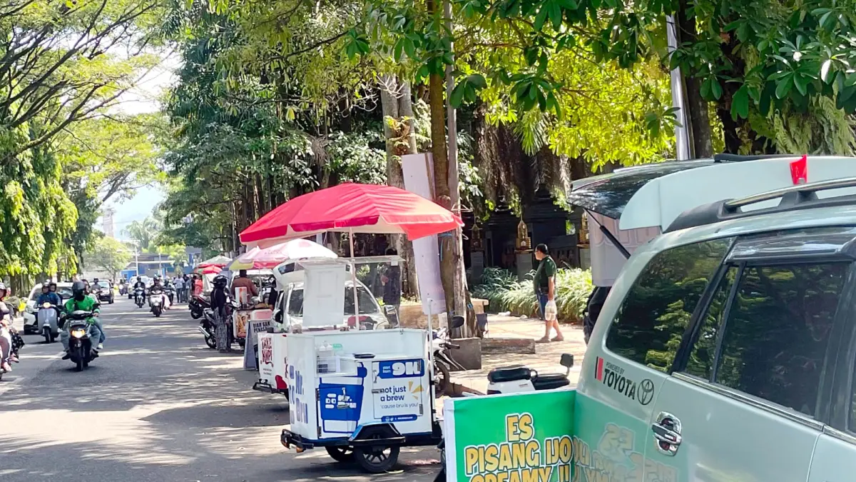 Deretan PKL berjualan di Jalan Veteran (ANDIKA SATRIA PERDANA/RADAR MALANG)