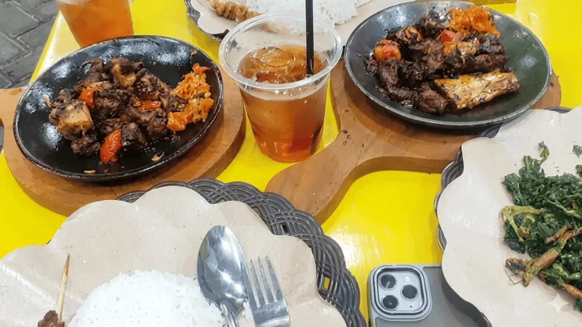Iga Bakar Pandawa menawarkan iga dengan disajikan melalui hot plate. (On 4 Project / Google Maps)