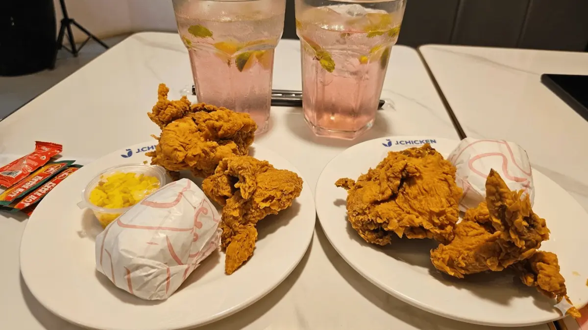 J Chicken Mandala menawarkan promo paket makan siang. (Yuri Chan / Google Maps)
