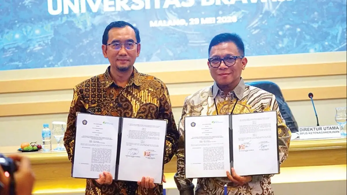 KOLABORASI:Rektor UB Prof Dr Widodo SSi MSi PhD Med Sc bersama Direktur BPJS Ketengakerjaan Dr Saiful Hidayat (kanan) menandatangani kerja sama strategis di Gedung Rektorat Universitas Brawijaya pada Jumat lalu (29/5).