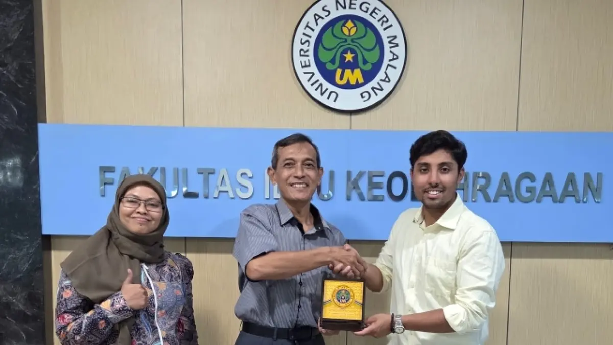 KOMITMEN: Dr Sahen Gupta bersama Dekan FIK UM Profesor Sapto Adi, M.Kes dan Ketua penelitian Dr Kurniati Rahayuni, M.Psi.