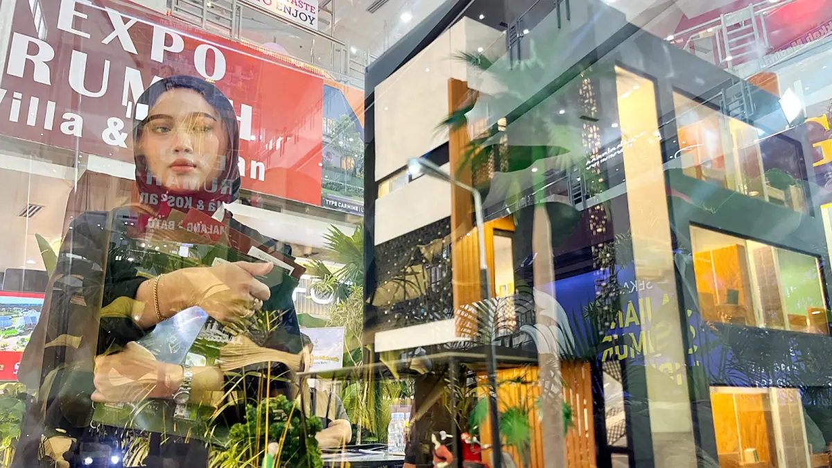 LESU: Tim marketing Athara Residence menunjukkan contoh villa di Expo Rumah dan Villa Mal Olympic Garden (MOG), kemarin (30/5). (NAHDIATUL AFFANDIAH/RADAR MALANG)