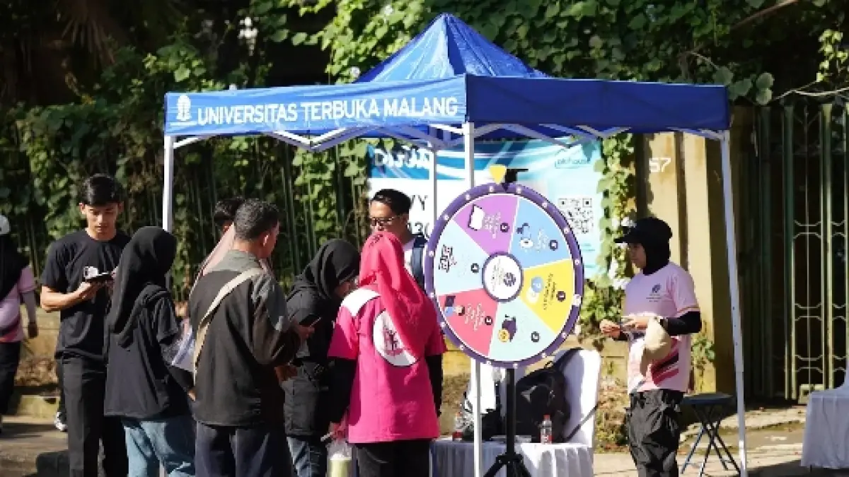MENARIK: Booth UT Malang diserbu pengunjung CFD, Minggu (31/5).