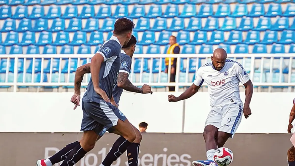MODAL POSITIF: Joel Vinicius (kanan) melepaskan tembakan ke gawang PSIM Jogjakarta dalam laga BRI Super League di Stadion Kanjuruhan.