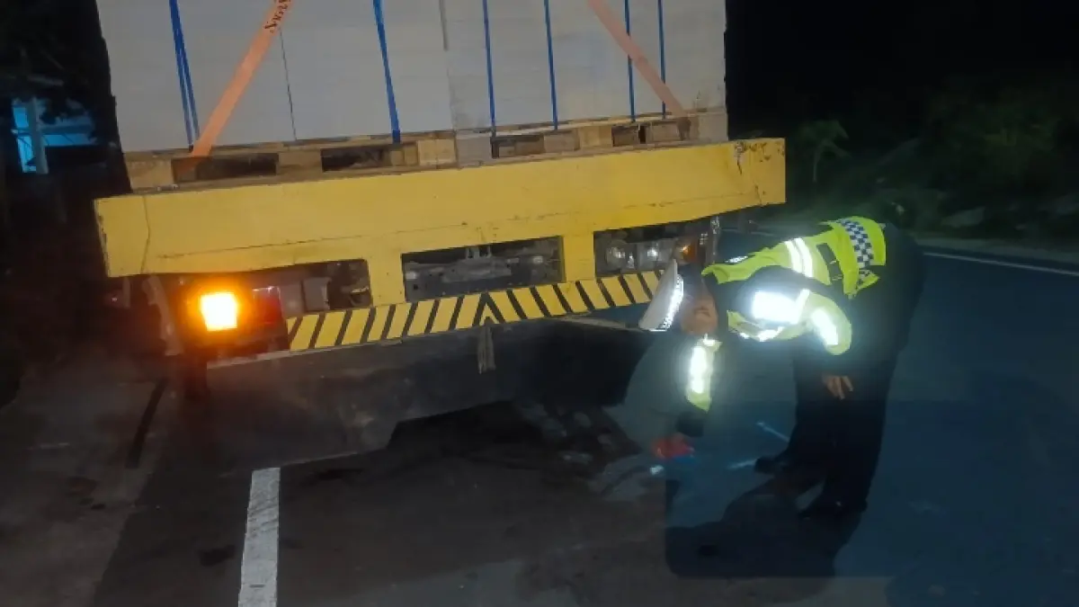 OLAH TKP: Petugas saat berada di lokasi kejadian&nbsp;