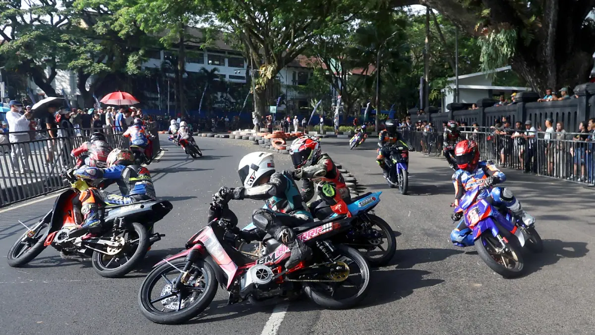 OTOMOTIF: Para pembalap adu cepat di ajang Road Race x Supermoto Championship, Jalan Kertanegara, Klojen kemarin (31/5). (DARMONO/RADAR MALANG)