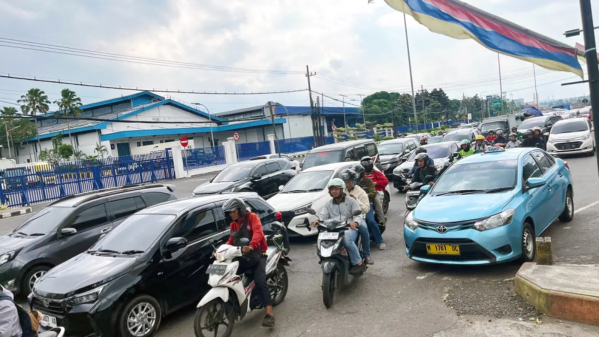 PADAT MERAYAP: Jalan Raya Karanglo, Singosari cukup padat kemarin (30/5). Mayoritas kendaraan datang dari arah Pasuruan lewat flyover Singosari. (NAHDIATUL AFFANDIAH/RADAR MALANG)