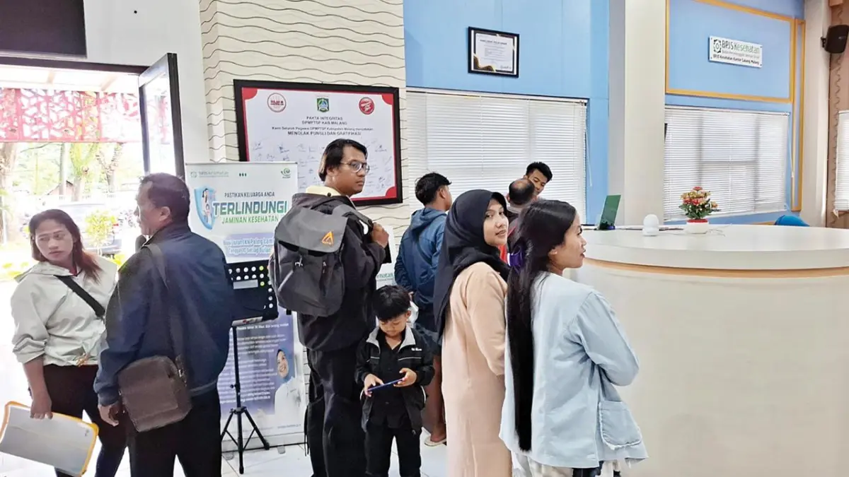 PERLU DIRESMIKAN: Warga Kabupaten Malang mendatangi kantor dispendukcapil untuk mengurus pernikahan mereka yang tak tercatat di KK.