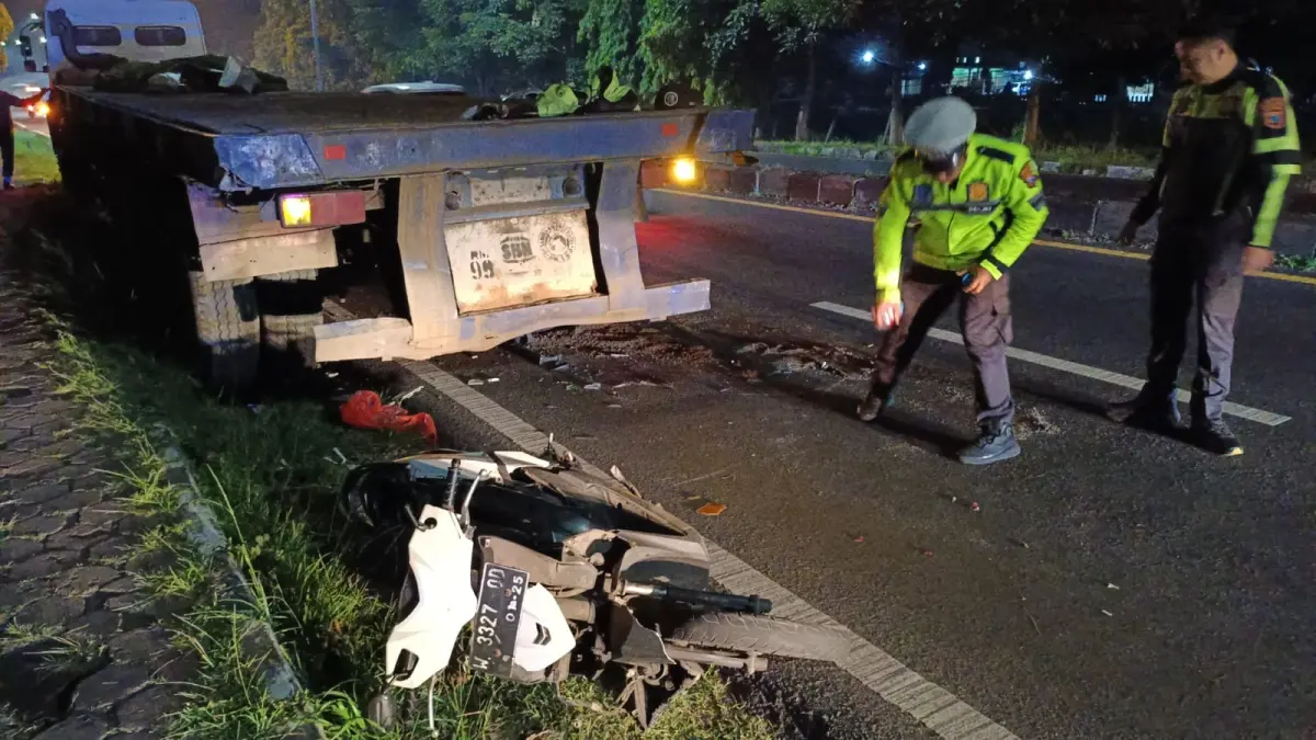 Polisi melakukan olah TKP kecelakaan di Jalan Raya Dr Sutomo, Turirejo, Lawang yang menewaskan seorang pemotor pada Sabtu (30/5) malam. (Satlantas Polres Malang)