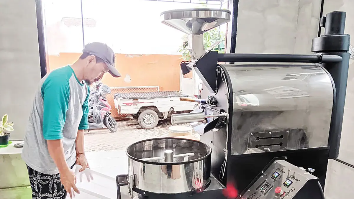 PRODUKSI LOKAL: Seorang pekerja di Desa Mulyoagung, Kecamatan Dau mengolah kakao menggunakan peralatan kemarin.