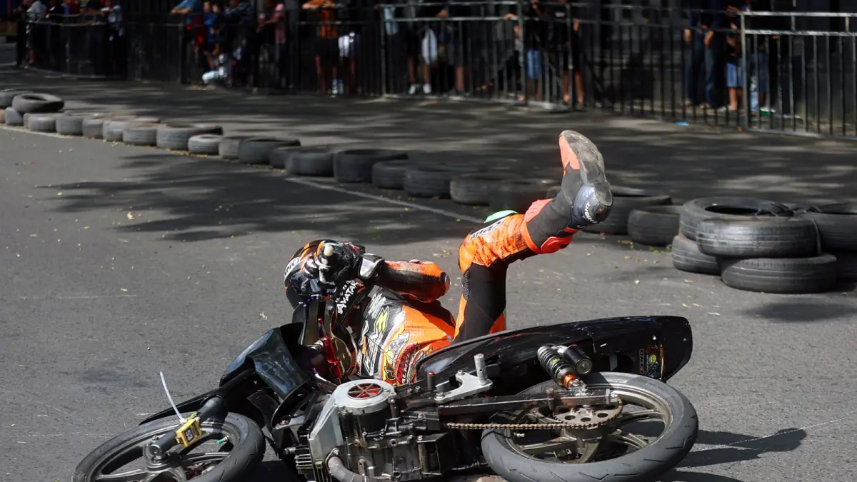 Salah satu peserta terjatuh di lintasan (DARMONO/RADAR MALANG)