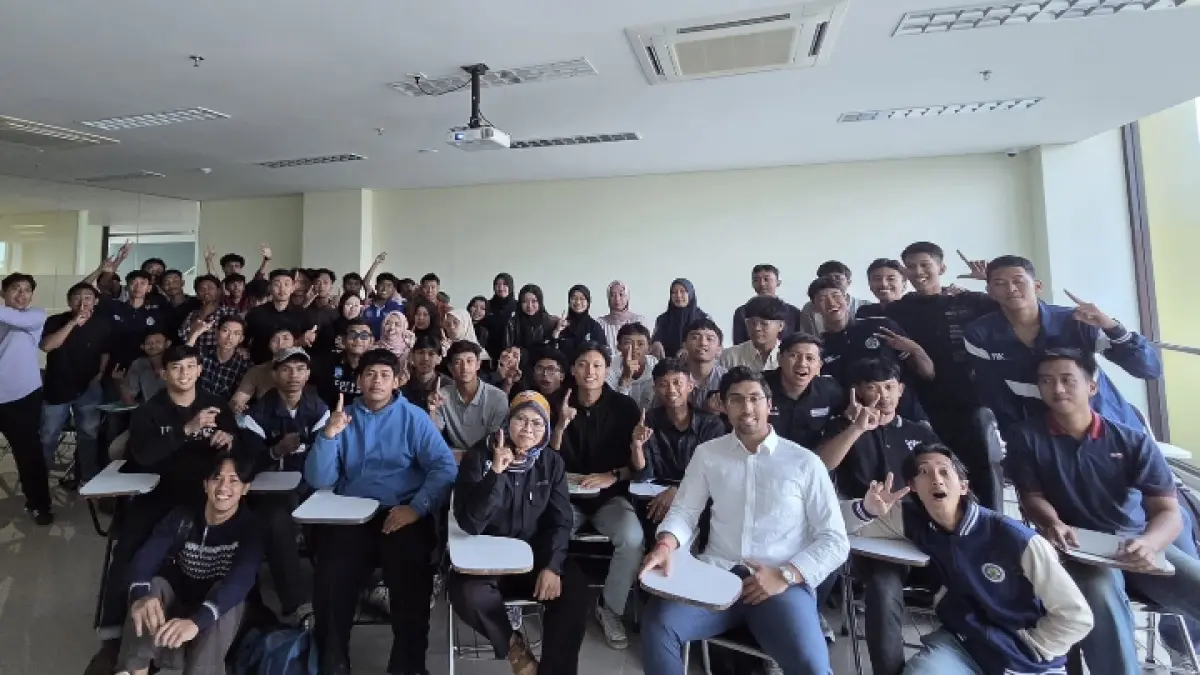 SEMANGAT: Dr Gupta dan Dr Kurniati bersama mahasiswa PKO FIK UM dalam sesi kuliah tamu.