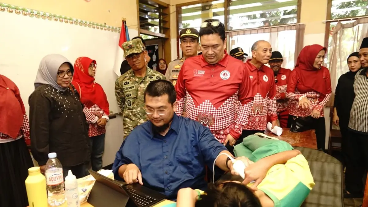 Seorang petugas memeriksa kondisi jantung salah satu siswa SD di Kecamatan Tumpang pada Sabtu (30/5) lalu. (Prokopim Kabupaten Malang)