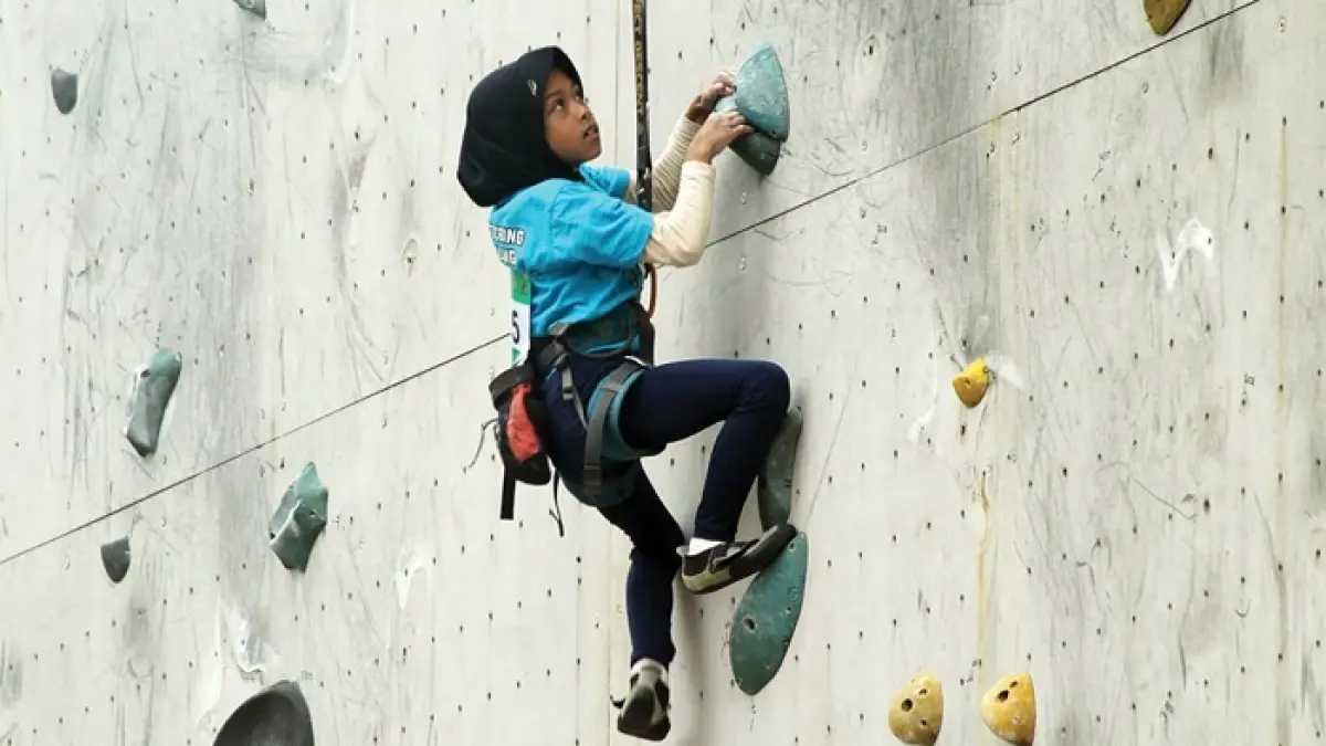 SIAP BERLAGA: Atlet FPTI Kabupaten Malang Shabrina Azzahra bertanding dalam Kejurprov Jatim 2026 di Wall Climbing Dispora Jatim, Surabaya, 10 Mei lalu.