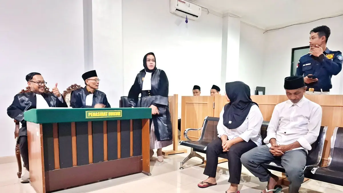 TERJERAT NARKOBA: Pasangan Edi Samroni, 47, dan Ita Fatmawati, 26, menjalani sidang di Pengadilan Negeri (PN) Kepanjen beberapa waktu lalu.