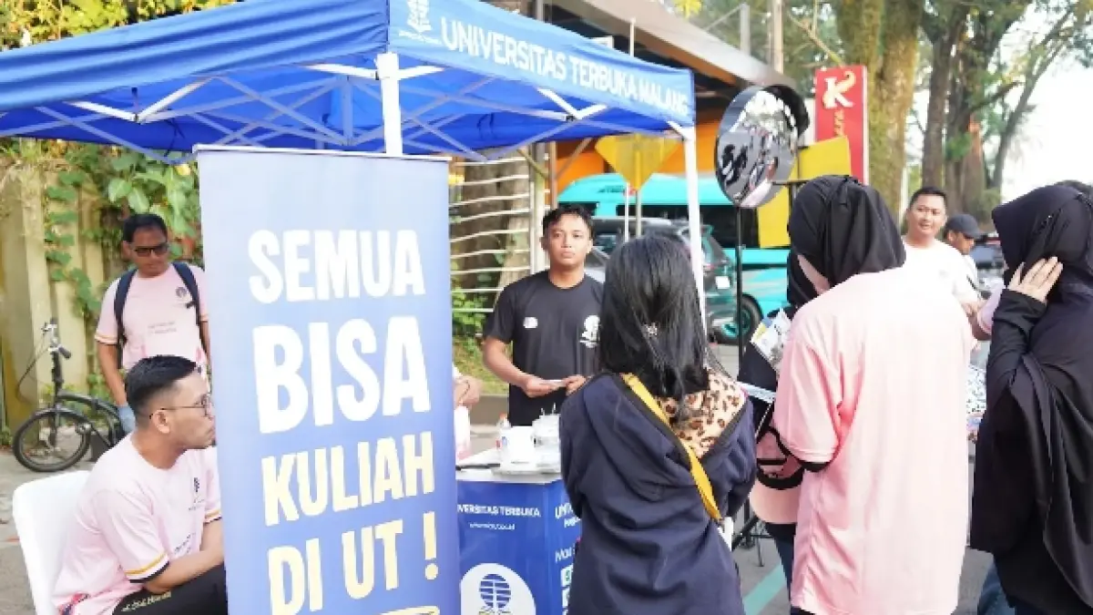 UNTUK SEMUA: Booth informasi UT yang dibuka sejak pagi terlihat ramai didatangi pengunjung dari berbagai kalangan.