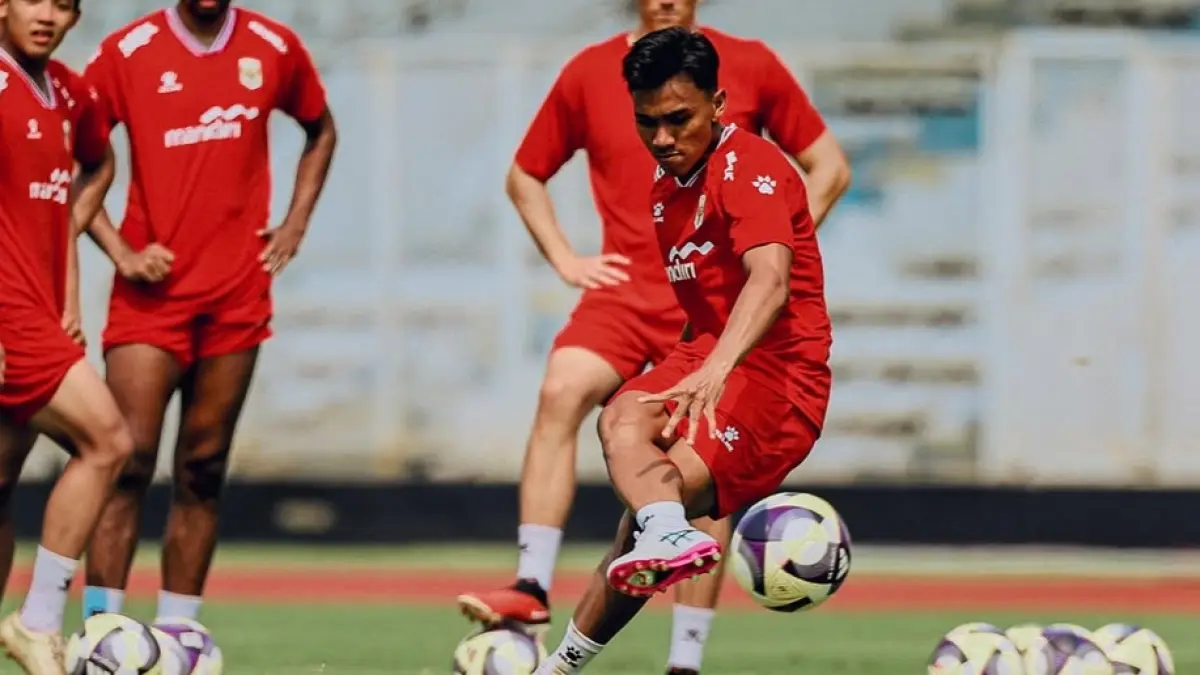 Arkhan Fikri menendang bola dalam sesi latihan timnas Indonesia di Stadion Madya GBK beberapa hari yang lalu. (Dokumen Arkhan Fikri)