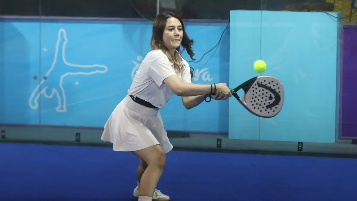 BANYAK PEMINAT: Salah satu warga bermain padel di salah satu lapangan padel di Kelurahan Karangbesuki, Kecamatan Sukun, Kota Malang. (Darmono/Radar Malang)