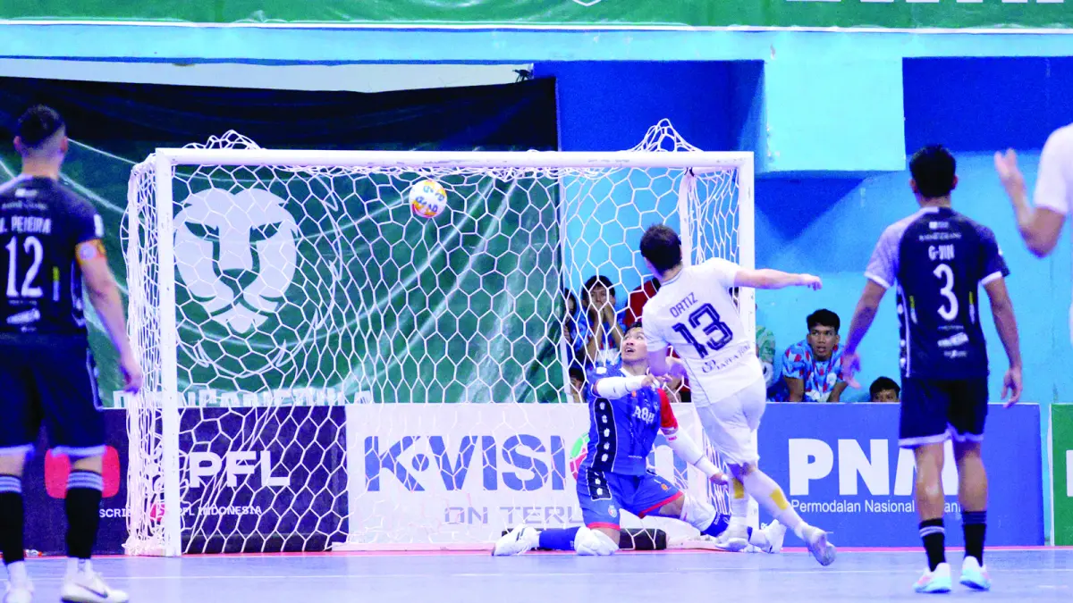 BERUSAHA BERBENAH: Pemain Nanzaby Family FC Joao Paulo Ortiz membobol gawang Kiper Unggul FC Angga Ariansyah dalam laga PFL Series Makassar, bulan Mei lalu. (Foto: MO Unggul FC for Radar Malang)